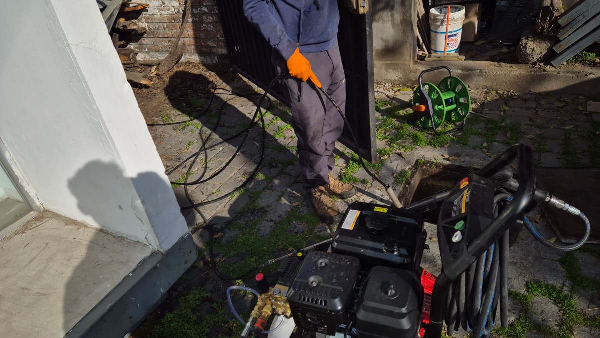 Equipo trabajando en terreno